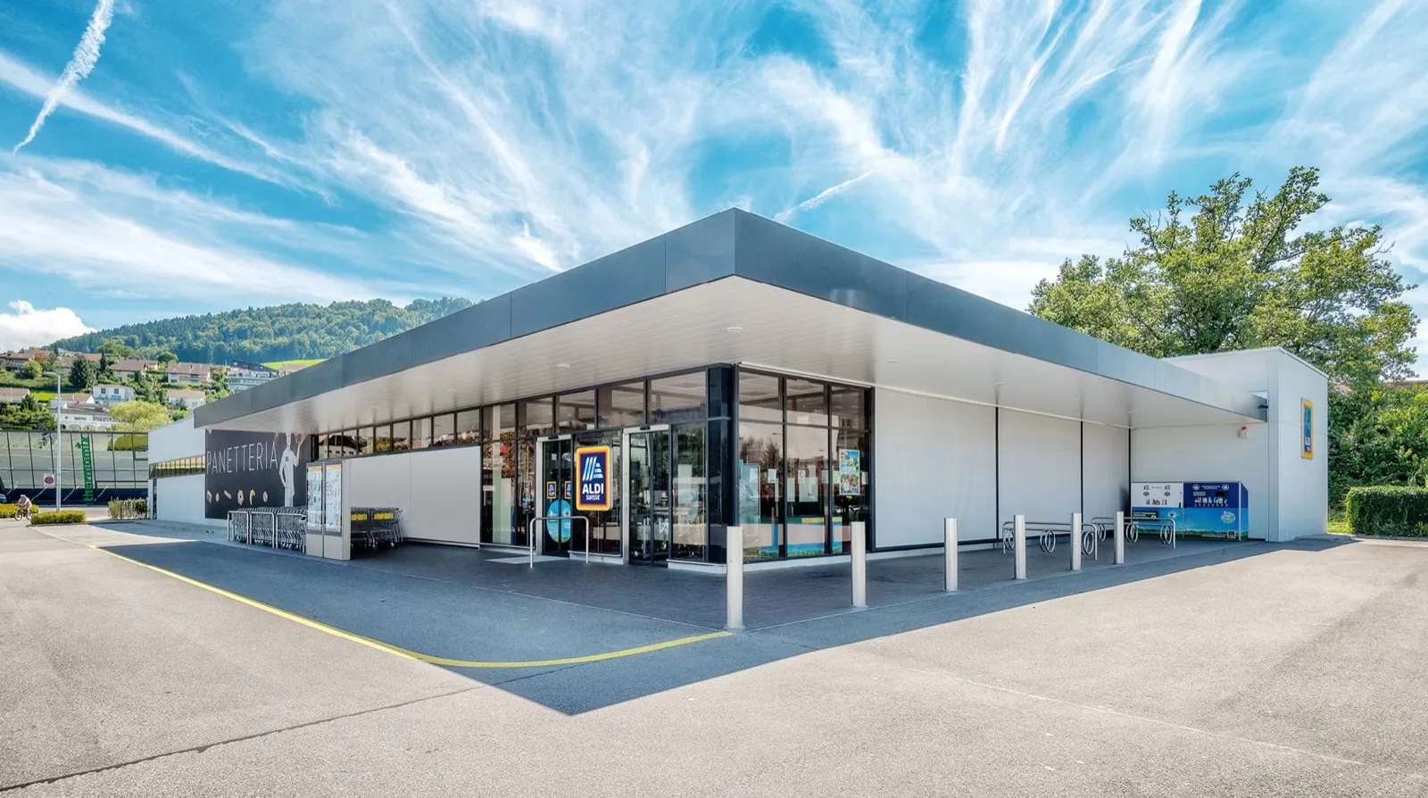 Eine ALDI-SUISSE-Filiale an einem sonnigen Tag