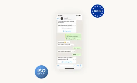 Smartphone mit einer PastaHR Chat-Bewerbung neben dem ISO-27001-Siegel