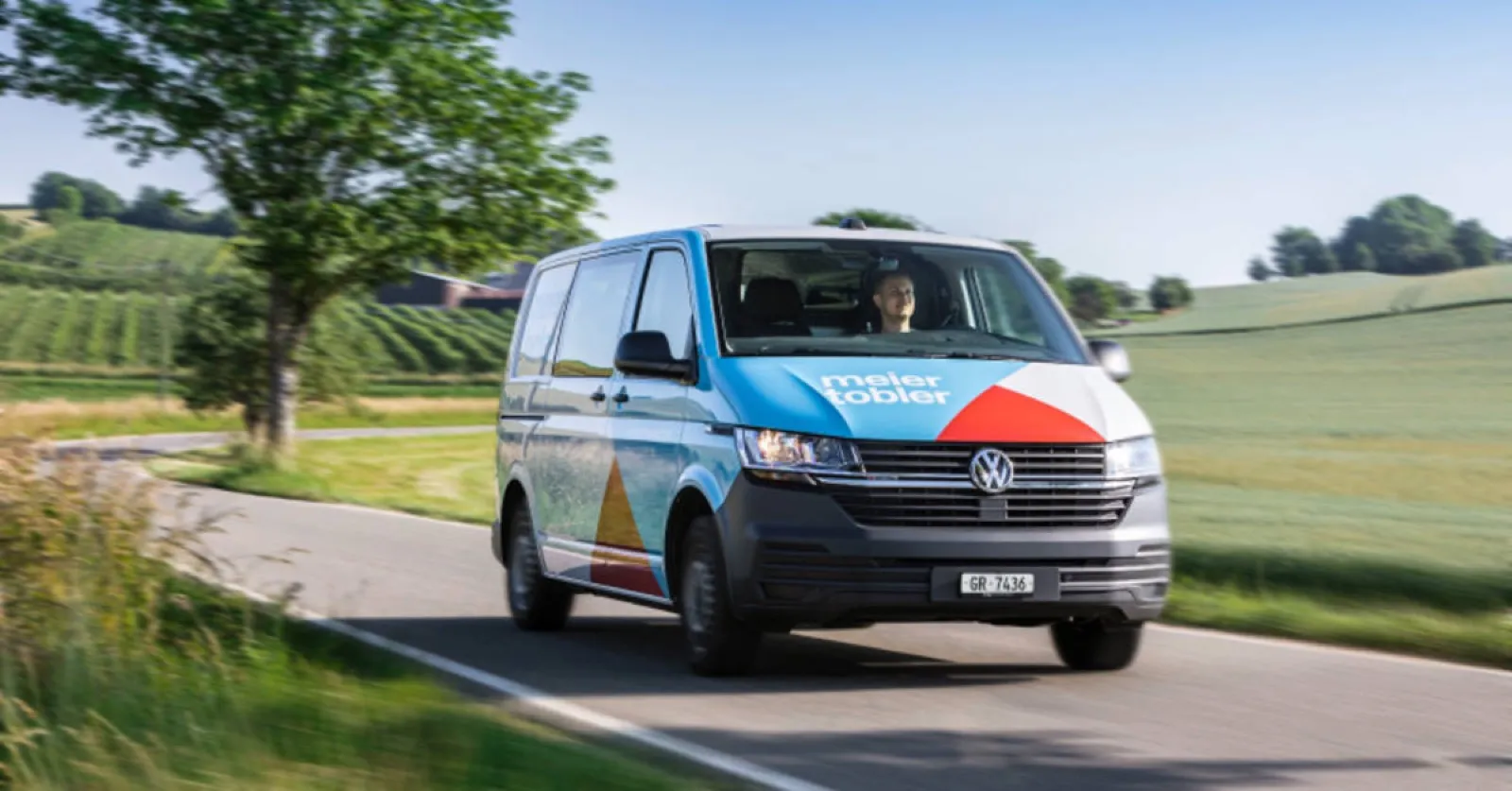 Ein Servicefahrzeug von Meier Tobler auf einer Landstrasse
