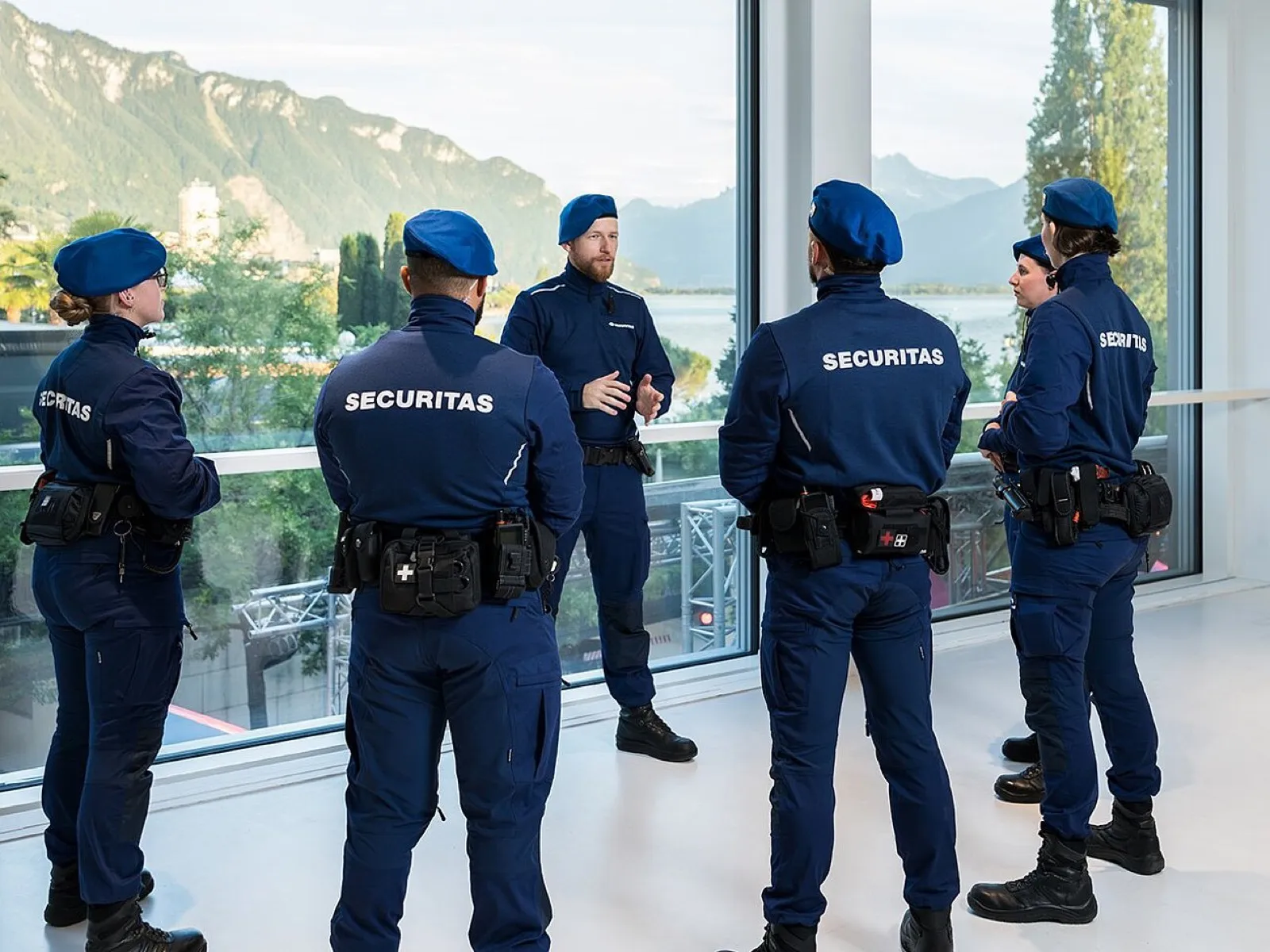 Ein Securitas-Team bei einer Besprechung am See